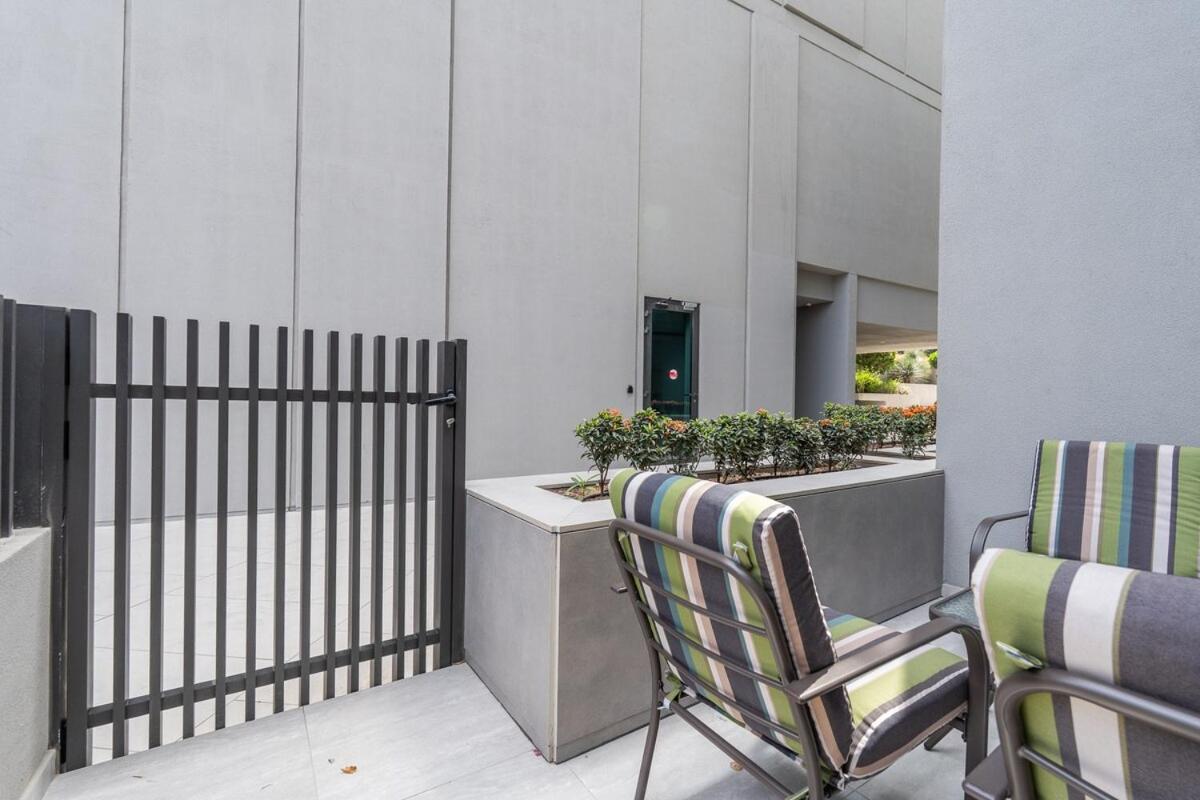 Modern By Czechin Jvc Prime Location Apartment
