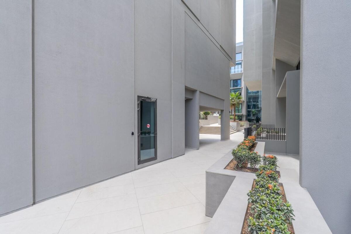Modern By Czechin Jvc Prime Location Apartment *