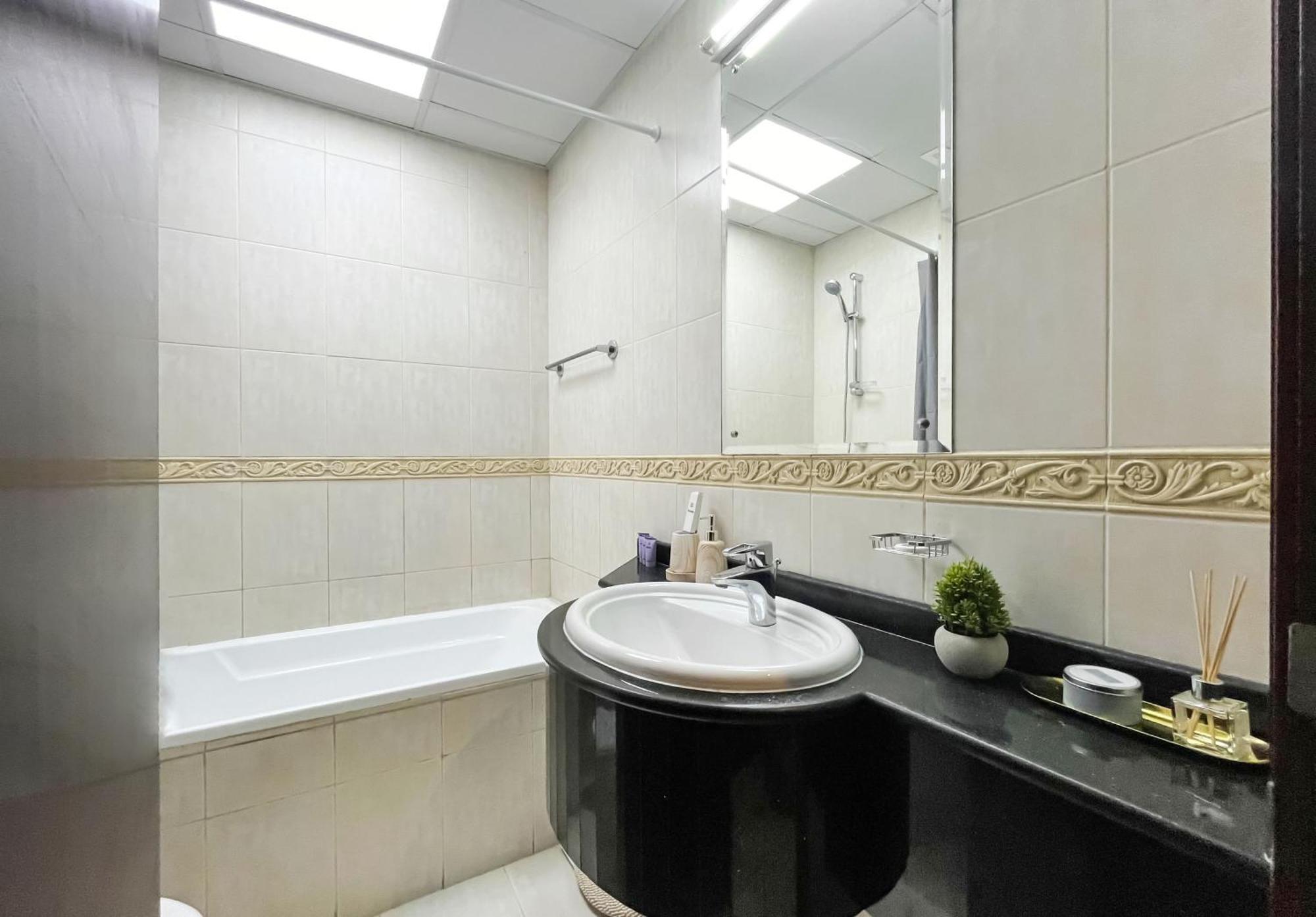 Livbnb-high Rise 1br With Balcony Near Barasti Dubai