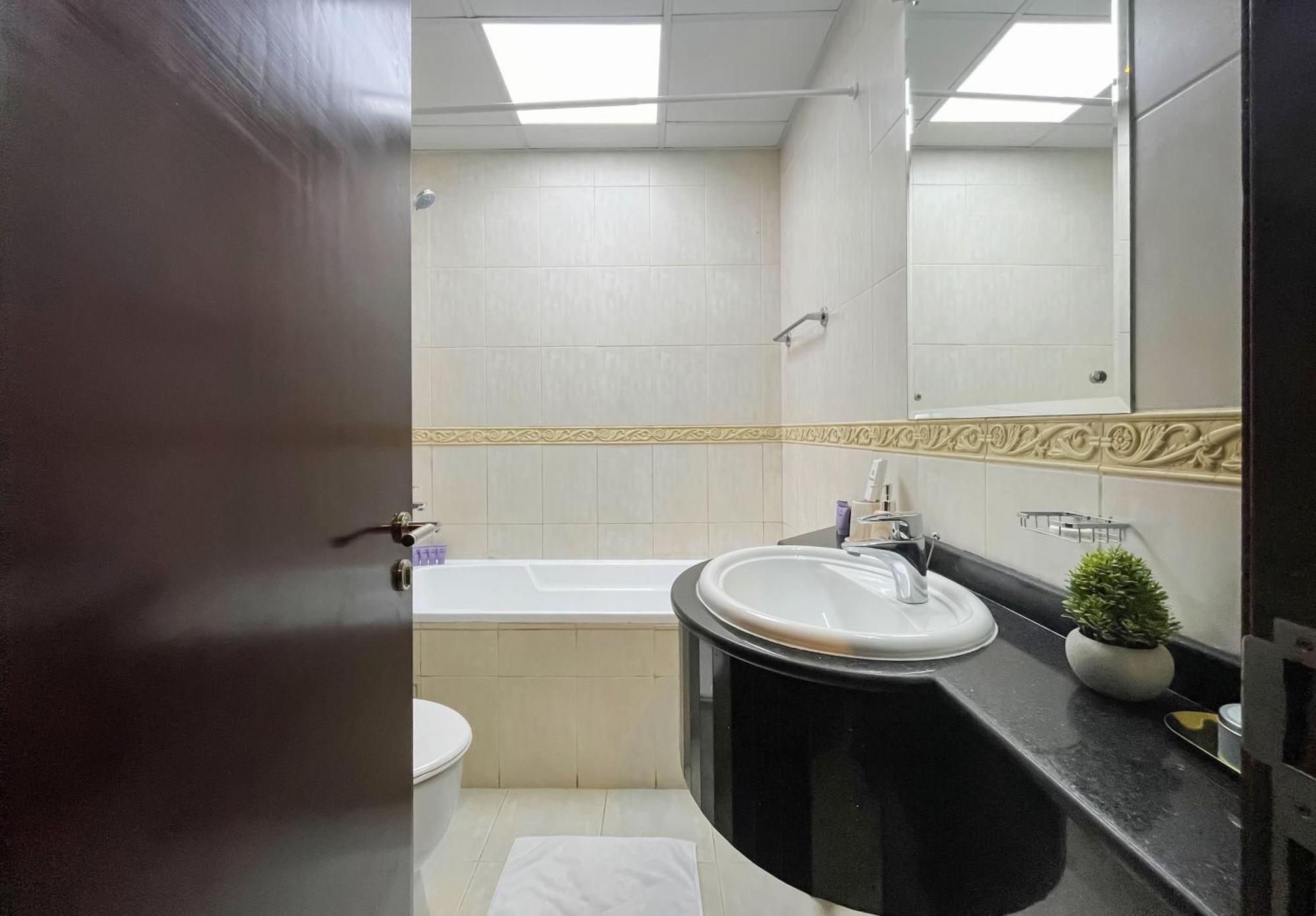 Livbnb-high Rise 1br With Balcony Near Barasti Apartment *