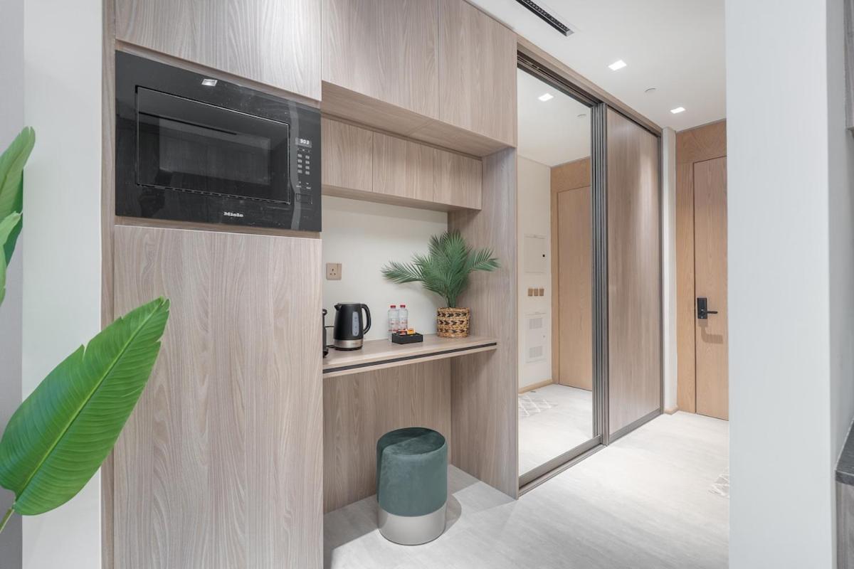 Modern By Czechin Jvc Prime Location Apartment *