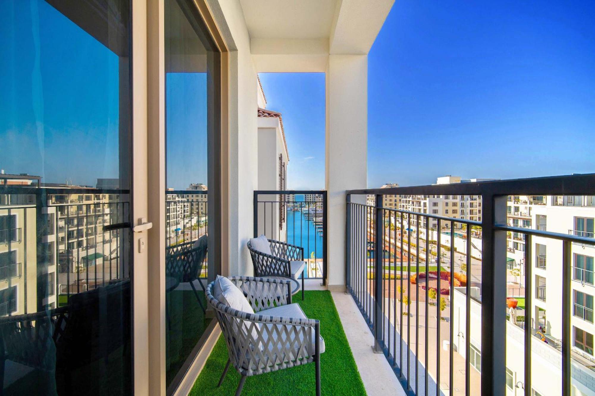 Apartment Wake Up To Yacht Views - 1br With Private Access & Baby Gear