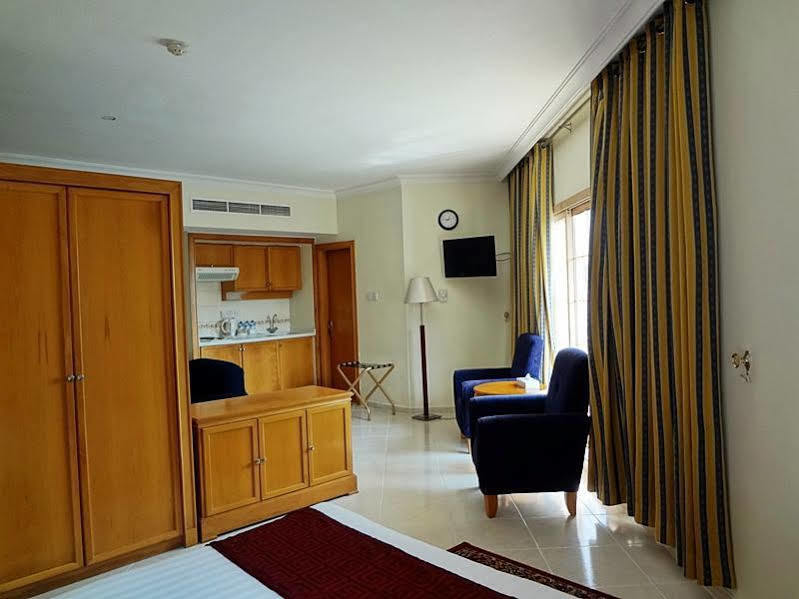 Dolphin Aparthotel 3*
