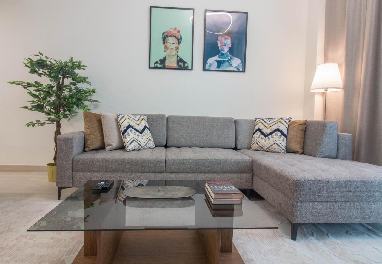 Apartment Cozy 1br With Pool And Gym 10mins Away By Drive To Dxb Airport *